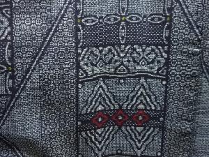 アンティーク　幾何学模様織出し本場正藍泥染大島紬着物（割り込み絣）